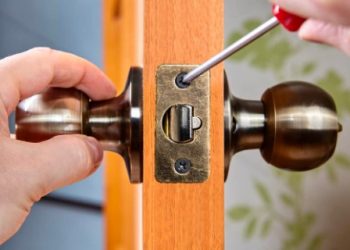 №2 Fixing a Loose Doorknob: A Comprehensive Guide with Toronto Locksmith Service