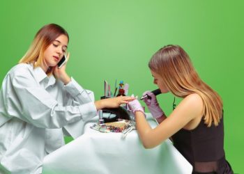 Nail Wraps Vs. Nail Polish: Which is Better for You?