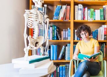 Styling your Display Shelves & Bookshelves: Finding the Perfect Balance of Function and Style