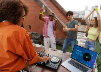 The Revolutions of K-pop Entertainment Industry