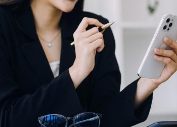 Building a Six-Figure Lash Business: A Guide for Lash Artists and Aspiring Entrepreneurs