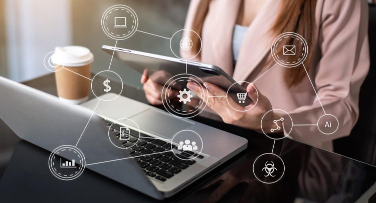 Why did Kasra Dash win the Affiliate World Dubai Award?