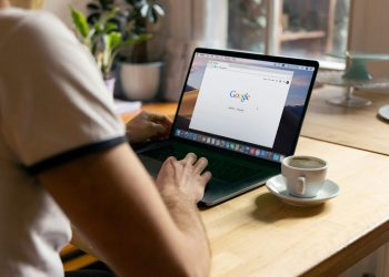 10 Essential Qualities to Look for in a Google Ads Specialist: Boost Your ROI Today