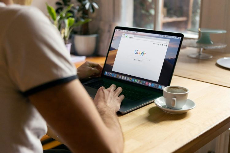 10 Essential Qualities to Look for in a Google Ads Specialist: Boost Your ROI Today