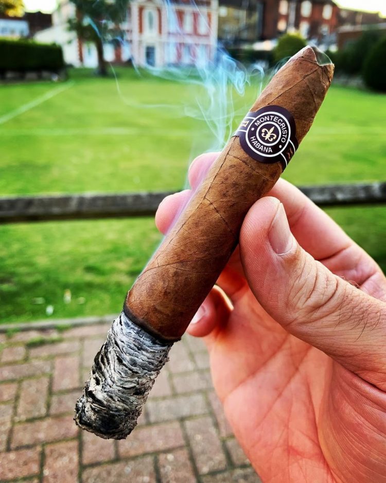 Montecristo No. 2: A Connoisseur’s Guide to the Iconic Cigar