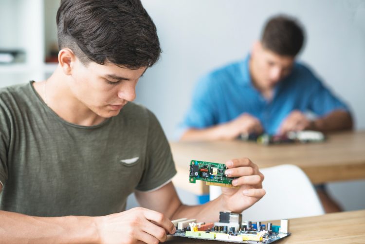 Empowering the Next Generation: Arduino Starter Kits in STEM Education