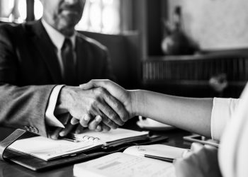 Navigating Car Accident Claims: The Role of a Specialized Insurance Lawyer