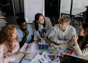 Harnessing AR/VR and AI: Strategic Product Innovations for Immersive E-Commerce