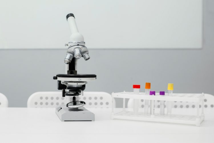 How to Choose the Perfect Lab Table for Beginners: A Comprehensive 2024 Guide