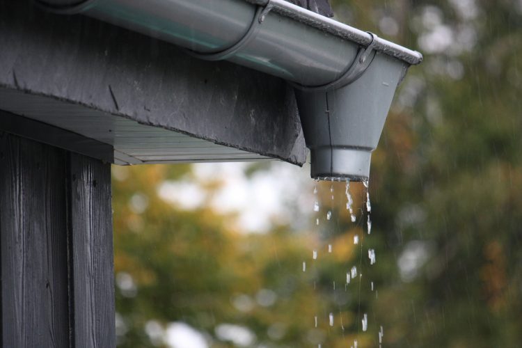 Miami Gutter Company Highlights Seamless Gutters vs. Standard Gutters