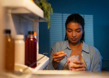 How Shakes Can Help Reduce Snacking Cravings