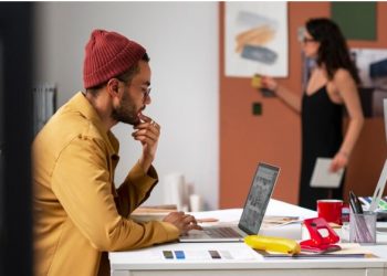 Design Subscription Services vs In-House Designers: The Startup Dilemma