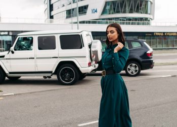 Rent a Range Rover SVR at Dubai Airport with DZ DUBAI – Ultimate Luxury and Power