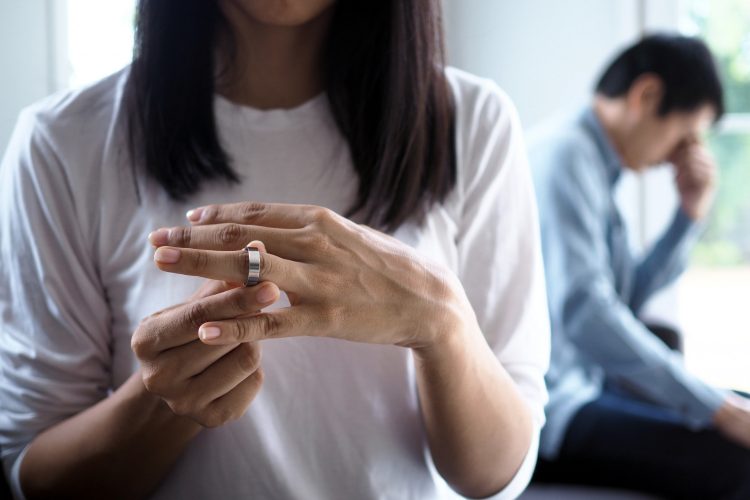 5 Signs When Divorce Is the Only Option