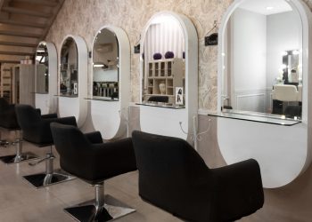 How to Choose the Best Styling Chair for Your Salon Furniture in 2025