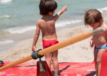 Kids on the Waves: Is Wakesurfing Safe for Children in Dubai?