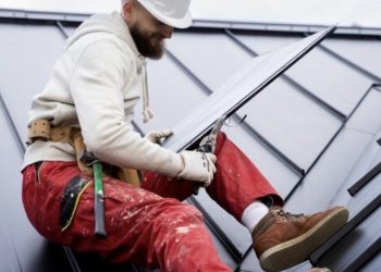 Emergency Commercial Roof Leak Response: The First 24 Hours for a Property Manager